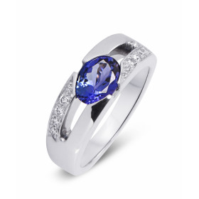  Bague or blanc sertie d une Tanzanite ovale 8x6mm (1,1 carat) 8 diamants 1,4mm totalisant 0,12 carat Largeur monture (vue...