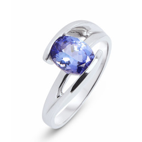 Bague en or blanc sertie d&#39;une Tanzanite ovale de 9x7mm (1.8 carat). La Tanzanite est maintenue par un serti demi clos...