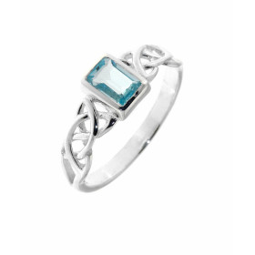 Bague au style celtique sertie d'une petite pierre rectangulaire. La pierre est taillée à facettes, elle mesure 6x4mm. Ell...