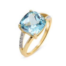 Bague Or Jaune 375 Topaze Bleue Traitée et Diamant. Cette bague est ornée d&#39;une Topaze taille coussin. La pierre mesur...