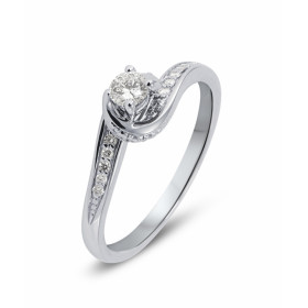 Solitaire en Or Blanc 750 et Diamants. La pierre centrale mesure 3,5mm de diamètre est pèse 0,19 carat. L'entourage est co...