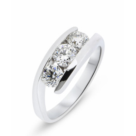  Bague trilogie Or blanc 750 sertie : - d un diamant 0,35 carat (Couleur J - Pureté Si2) - d un diamant 0,32 carat (Couleu...