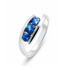  Bague Trilogie Or Blanc 750 Saphirs Ceylan ronds Pierre centrale : saphir  rond 4.5mm (0,44 carat) Pierres cotés : saphir...