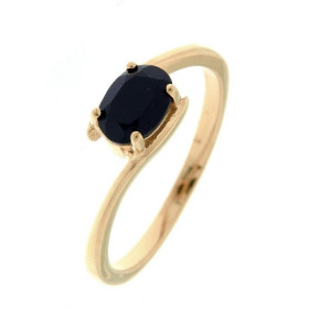 Bague en Vermeil sertie d'un Onyx. Pierre ovale de 7x5mm sertie par 4 griffes. Corps croisé