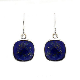 Boucles d'oreilles en Argent 925 et Lapis Lazuli. Ces boucles d'oreilles pendantes sont serties de pierres taillées en cou...