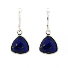 Boucles d'oreilles en Argent 925 et Lapis Lazuli. Ces boucles d'oreilles pendantes sont serties de pierres triangulaire ta...