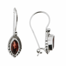 Boucles d'oreilles Pendantes en Argent et Grenat. Ces boucles d'oreilles sont serties de pierres en forme de navette. Les ...