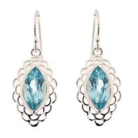 Boucles d'oreilles Pendantes en Argent et Topaze Bleue. Ces boucles d'oreilles sont serties de pierres taillées en marquis...