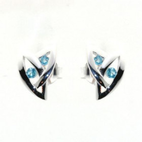 Boucles d'oreilles Argent 925 Topaze Bleue. . Dimensions du motif : 11 x 8 mm. Diamètre des pierres : 1.5 et 2 mm. 