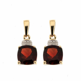 Boucles d'oreilles pendantes grenat et Diamant en Or 375 2tons. les grenats sont taillés en coussin et mesurent 6x6mm. Un ...