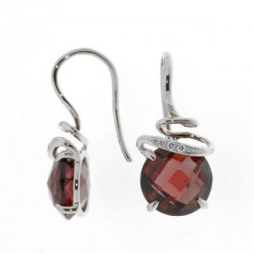 Boucles d'oreilles pendantes Grenat et Diamant en Or Blanc 750. Ces magnifiques pierres taillées en rose mesurent 8mm de d...