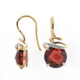 Boucles d&#39;oreilles pendantes Grenat et Diamant en Or Jaune 750. Ces magnifiques pierres taillées en rose mesurent 8mm ...