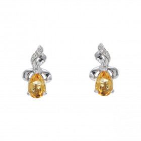 Boucles d'oreilles Or Blanc 375 Citrine Poire 6x4mm et Diamant. Chaque boucle est sertie d'une Citrine Poire de 6x4mm et d...