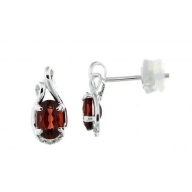 Boucles d'oreilles en Or Blanc 750 et Grenat. Ces boucles sont serties de pierres ovales de 6x4mm (1,1 carat au total) et ...