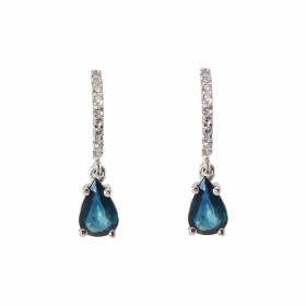 Boucles d oreilles pendantes Or Blanc 750 Saphirs oxydes Saphirs taille poire 6x4mm Longueur des boucles: 18mm Fermeture p...