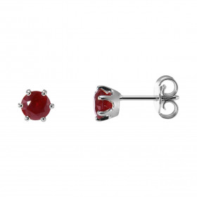 Boucles d&#39;oreilles en Or Blanc serties de rubis. Ces rubis ronds mesurent 5mm de diamètre. Le poids total des rubis es...