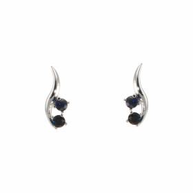 Boucles d'oreilles Or Blanc 750/1000 et Saphir. Diamètre des pierres : 2 mm. Dimensions du Motif : 10 x 4mm. 