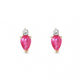 Boucles d'oreilles Or Jaune 750 Rubis Poire 6x4mm et Diamant. Chaque boucle est sertie d'un rubis poire de 6x4mm et d'un d...