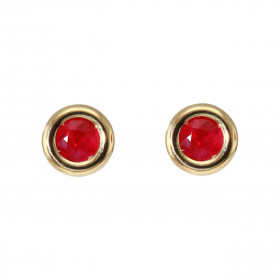 Boucles d&#39;oreilles en or jaune 750 serties de rubis ronds de 4.5mm (0,34 carat / pièce). Serti à copeaux sur monture p...