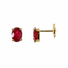 Boucles d&#39;oreilles en Or Jaune serties de deux rubis ovales de 7x5mm (0.9 carat/pièce). Les rubis sont sertis dans un ...