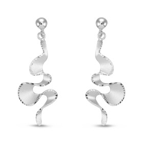 Boucles d oreilles pendantes argent rhodié composées d un motif ruban argent satiné un contour ciselé Largeur : 15mm Longu...