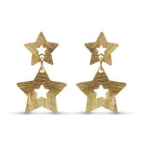 Boucles d'oreilles pendantes en argent doré brossé composées de 2 étoiles. Largeur : 23mm. Longueur totale : 35mm. Système...