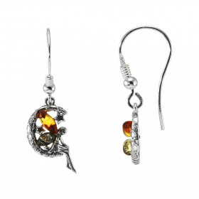 Boucles d'oreilles pendantes en argent composées d'une fée assise sur la lune. 2 ambres en forme de navette de couleur cog...