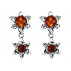Boucles d'oreilles pendantes en argent composées de 2 fleurs avec de l'ambre au centre de chacune. Ambre de couleur cognac...