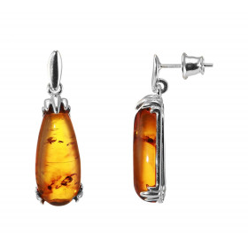 Boucles d'oreilles pendantes en argent composées d'une ambre en forme de goutte de 8x20mm. Ambre de couleur cognac. Systèm...