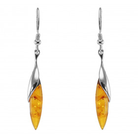 Boucles d'oreilles pendantes en argent avec une ambre en forme de navette de 6x25mm. Ambre de couleur cognac en forme de g...
