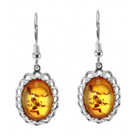 Boucles d'oreilles pendantes en argent composées d'une ambre de 10x14mm et d'un entourage ajouré en argent. Ambre de coule...