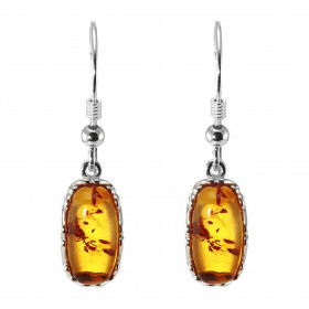 Boucles d'oreilles pendantes en argent composées d'une ambre rectangulaire de 6x12mm. Ambre de couleur cognac. Système d'a...