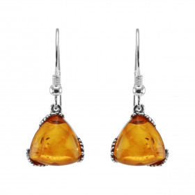 Boucles d'oreilles pendantes en argent avec une ambre de forme triangulaire de 12x12mm. Ambre de couleur cognac. Système d...