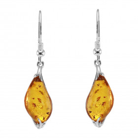 Boucles d'oreilles pendantes en argent avec une ambre de 9x18mm. Ambre de couleur cognac en forme de goutte. Système d'att...
