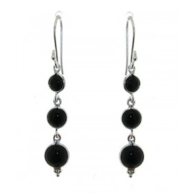 Boucles d'oreilles Argent 925 Onyx serties de pierres rondes de 5, 6 et 7mm de diamètre. Longueur : 5cm. 