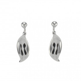 Boucles d'oreilles pendantes en argent rhodié en forme de feuille. Largeur : 7mm. Longueur totale : 22mm