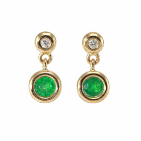 Boucles d&#39;oreilles pendantes Or Jaune Emeraude et Diamant. Ses boucles sont serties d&#39;émeraudes de 4,5mm de diamèt...