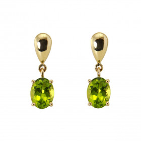 Boucles d'oreilles pendantes en Or Jaune 750 et Péridot. Ces boucles sont serties de péridots ovales. Les pierres mesurent...