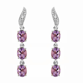 Boucles d'oreilles en Or blanc 375 serties de 6 améthystes ovales de 4x3mm et de 2 diamants. Longueur : 25mm. Poids Diaman...