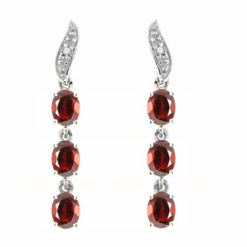 Boucles d'oreilles en Or blanc 375 serties de 6 grenats ovales de 4x3mm et de 2 diamants. Longueur : 25mm. Poids Diamant :...