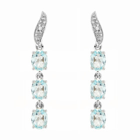 Boucles d oreilles Or blanc 375 serties 6 topazes bleues traitées ovales 4x3mm 2 diamants Longueur : 25mm Poids Diamant : ...