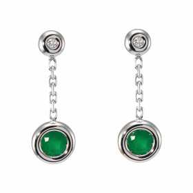 Boucles d&#39;oreilles pendantes en Or Blanc 750. Ces boucles sont serties de 2 émeraudes rondes de 4,5mm (2x0,35 carat) e...