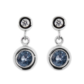  Boucles d oreilles pendantes Or Blanc Saphir Ses boucles sont serties 2 saphirs Ceylan ronds 4,5mm 2 diamants 1,8mm Longu...