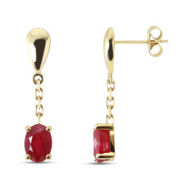 Boucles d&#39;oreilles pendantes Or Jaune 750 Rubis Ovales 7x5mm. Pierres ovales de 7x5mm (2x0.9 carat). Serti à 4 griffes...