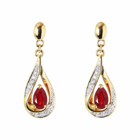 Boucles d'oreilles Pendantes Or Jaune 750 Rubis poire de 5x3mm et Diamants. Rubis taille poire mesurant 5x3mm et pesant 0....