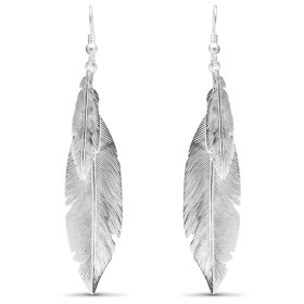 Boucles d&#39;oreilles pendantes avec une grande et une petite plumes en argent. Dimensions des plumes : 8x29 mm et 15x58m...
