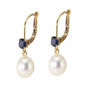 Boucles d'oreilles Or Jaune Perle et Saphir. Longueur : 24 mm. Dimensions des perles : 8x7 mm. Dimensions du saphir : 4x3 ...