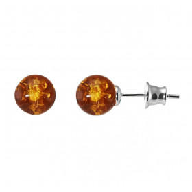 Boucles d'oreilles puces en argent composées d'une boule d'ambre de 8mm de diamètre. Système d'attache : poussette. Dimens...