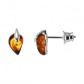 Boucles d'oreilles puces en argent composées d'une ambre en forme de goutte de 6x8mm. Ambre de couleur cognac. Système d'a...
