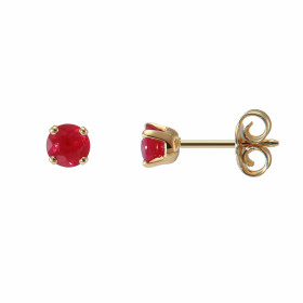 Boucles d&#39;oreilles en Or Jaune serties de deux Rubis ronds de 4.5mm de diamètre (2 x 0,4 carat). Les Rubis sont mainte...